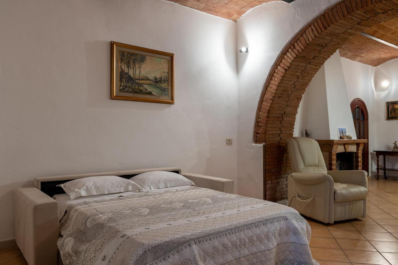 Enchanting Flat With Patio In Abbadia A Isola Monteriggioni Exterior foto